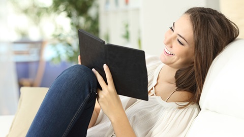 ragazza legge ereader